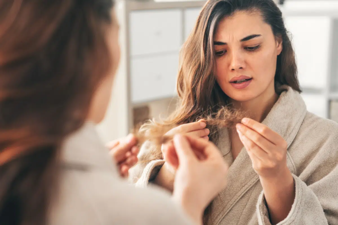 Pequenas mudanças na rotina e nos hábitos alimentares podem ajudar a fortalecer os fios e manter a aparência saudável da pele (Imagem: sebra | Shutterstock) - (crédito: EdiCase) Pequenas mudanças na rotina e nos hábitos alimentares podem ajudar a fortalecer os fios e manter a aparência saudável da pele (Imagem: sebra | Shutterstock) - (crédito: EdiCase)
