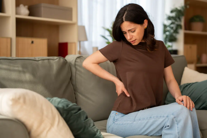 Dor intensa nas costas acompanhada de outros sintomas pode indicar a presença de cálculos renais (Imagem: Anastasija Vujic | Shutterstock) - (crédito: EdiCase) Dor intensa nas costas acompanhada de outros sintomas pode indicar a presença de cálculos renais (Imagem: Anastasija Vujic | Shutterstock) - (crédito: EdiCase)