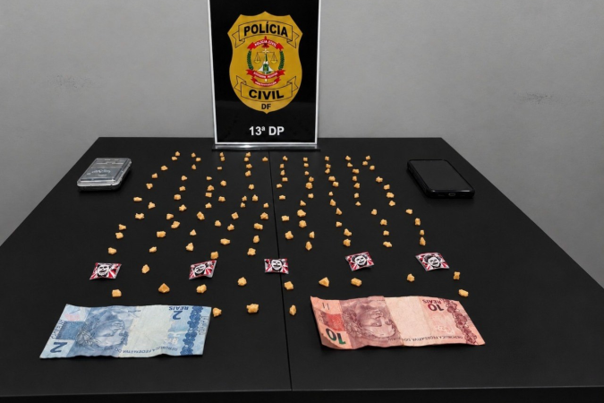 PCDF encontra mais de 100 pedras de crack em barraco de lona em Sobradinho - (crédito: Imagens cedidas/PCDF) PCDF encontra mais de 100 pedras de crack em barraco de lona em Sobradinho - (crédito: Imagens cedidas/PCDF)