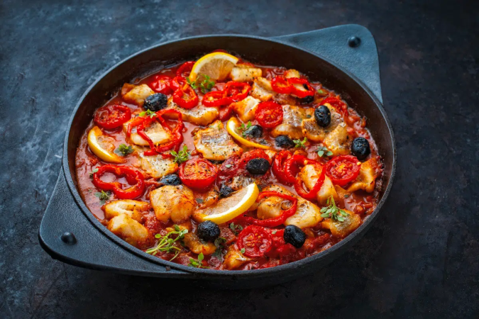 Robalo ao molho de tomate (Imagem: hlphoto | Shutterstock) - (crédito: EdiCase) Robalo ao molho de tomate (Imagem: hlphoto | Shutterstock) - (crédito: EdiCase)