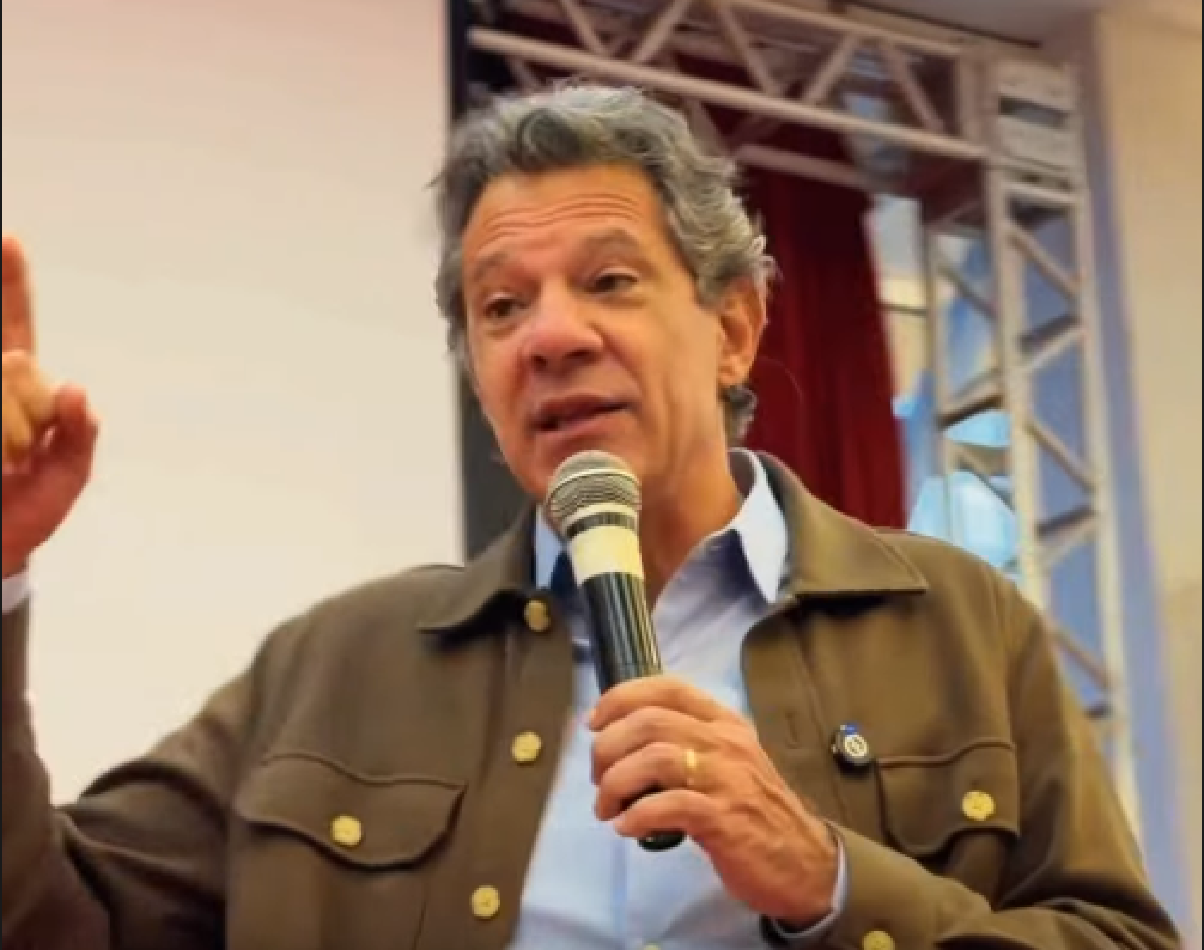 Flávio Bolsonaro é muito novo para ter um currículo tão podre, diz Haddad