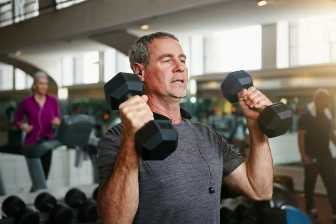 Depois dos 50, alguns cuidados podem ajudar os homens a envelhecer com mais saúde e autonomia (Imagem: PeopleImages | Shutterstock) - (crédito: EdiCase) Depois dos 50, alguns cuidados podem ajudar os homens a envelhecer com mais saúde e autonomia (Imagem: PeopleImages | Shutterstock) - (crédito: EdiCase)