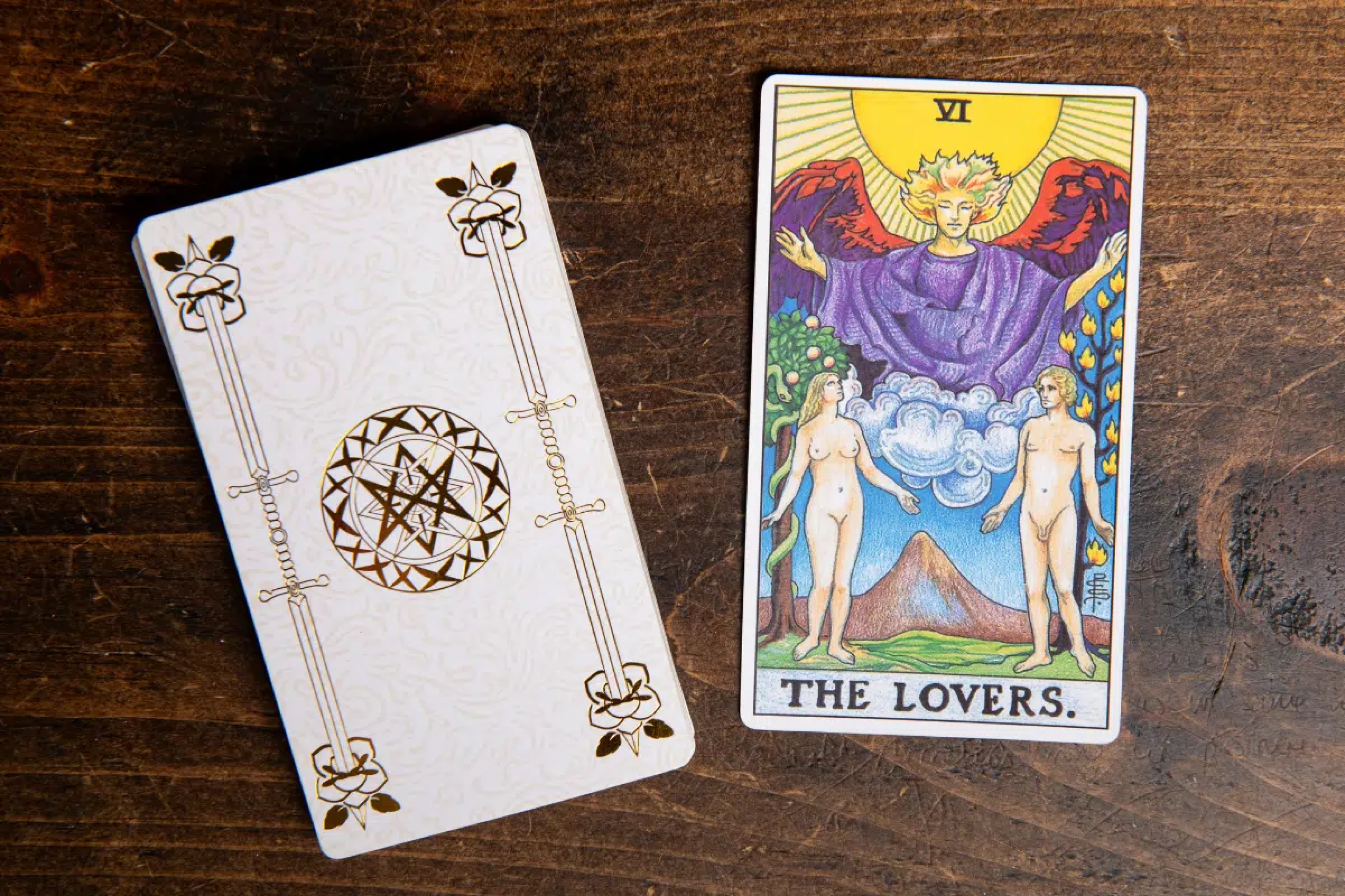 Os Enamorados no Tarot: entenda por que essa carta não fala apenas de amor