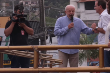 Lula e Eduardo Paes, candidato ao governo do Rio, durante caminhada de campanha em São Gonçalo (RJ) - (crédito: Reprodução/Youtube Lula) Lula e Eduardo Paes, candidato ao governo do Rio, durante caminhada de campanha em São Gonçalo (RJ) - (crédito: Reprodução/Youtube Lula)