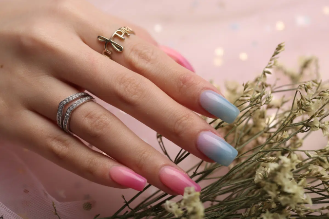 As Syrup Nails se aproximam das chamadas jelly nails, mas tem como característica a construção gradual da cor (Imagem: QingLemon | Shutterstock)
- (crédito: EdiCase) As Syrup Nails se aproximam das chamadas jelly nails, mas tem como característica a construção gradual da cor (Imagem: QingLemon | Shutterstock)
- (crédito: EdiCase)