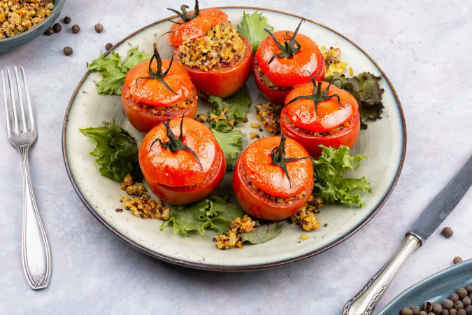 Tomates assados recheados com quinoa e legumes (Imagem: Mykolal Mykolal | Shutterstock) - (crédito: EdiCase) Tomates assados recheados com quinoa e legumes (Imagem: Mykolal Mykolal | Shutterstock) - (crédito: EdiCase)