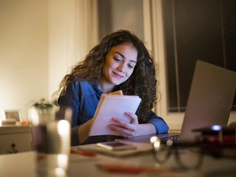 O descanso também faz parte da preparação e pode influenciar a forma como o cérebro lida com o conteúdo estudado (Imagem: Halfpoint | Shutterstock) -  (crédito: EdiCase)
