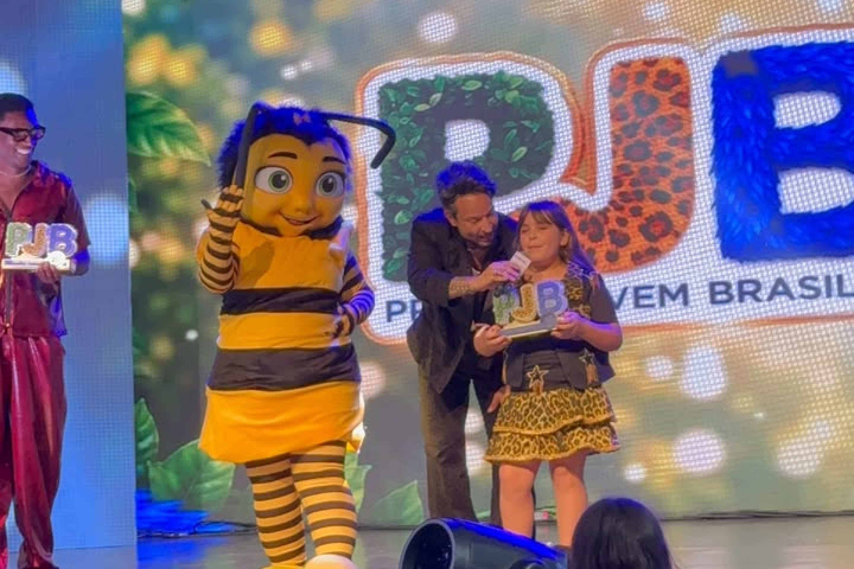 Jovem atriz Sandy Mel recebe reconhecimento por sua atuação como cantora e criadora de conteúdo