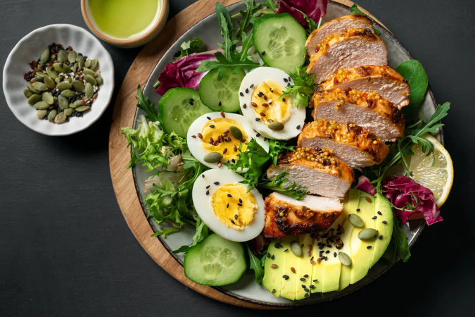 Salada proteica de frango, ovo e vegetais (Imagem: Oksana Mizina | Shutterstock) - (crédito: EdiCase) Salada proteica de frango, ovo e vegetais (Imagem: Oksana Mizina | Shutterstock) - (crédito: EdiCase)