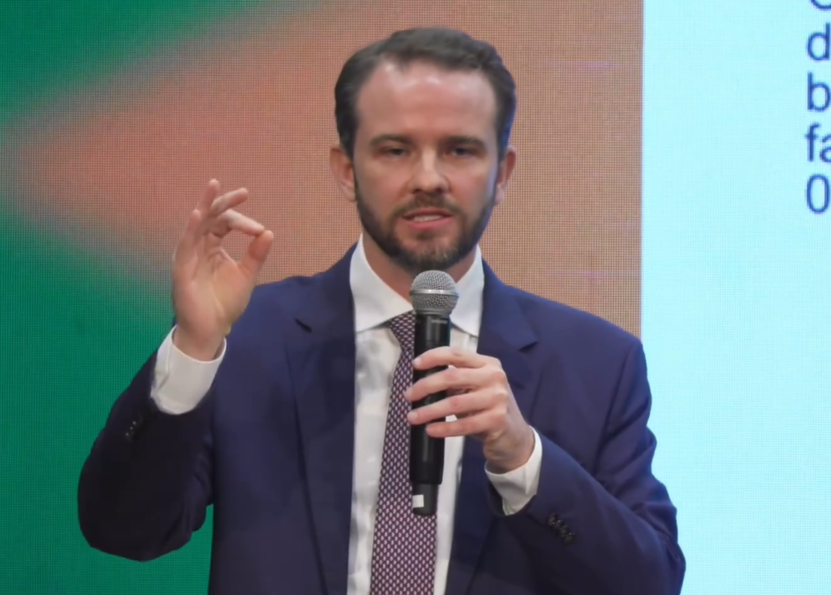 Gorverno zera tributo federal na gasolina e amplia subsídios