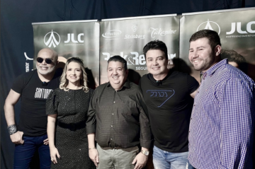 Na imagem, Rick aparece junto ao companheiro de palco Renner e ao deputado estadual Amilton Filho -  (crédito: Reprodução/Redes Sociais)