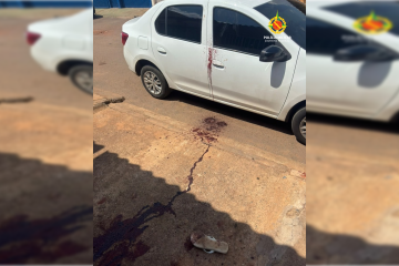 Homem correu ferido pela rua após ataque - (crédito: PMDF/Divulgação) Homem correu ferido pela rua após ataque - (crédito: PMDF/Divulgação)