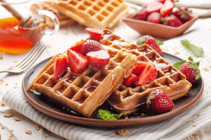 Os morangos e a calda docinha deixam esse waffle ainda mais especial (Imagem: Mikhailov Studio | Shutterstock) - (crédito: EdiCase) Os morangos e a calda docinha deixam esse waffle ainda mais especial (Imagem: Mikhailov Studio | Shutterstock) - (crédito: EdiCase)