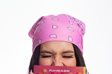 Streamer funBABE lança livro 'Código rosa: baseado em fatos â?? mais ou menos â?? reais' - (crédito: Divulgação) Streamer funBABE lança livro 'Código rosa: baseado em fatos â?? mais ou menos â?? reais' - (crédito: Divulgação)
