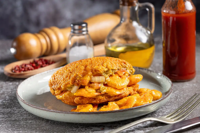 O acarajé, bolinho de feijão-fradinho frito no dendê, é um dos símbolos mais amados da culinária baiana (Imagem: WS-Studio | Shutterstock) - (crédito: EdiCase) O acarajé, bolinho de feijão-fradinho frito no dendê, é um dos símbolos mais amados da culinária baiana (Imagem: WS-Studio | Shutterstock) - (crédito: EdiCase)