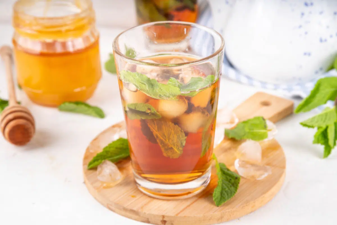 Os chás são uma alternativa para variar o consumo de líquidos e aproveitar diferentes sabores de maneira leve e refrescante (Imagem: Rimma Bondarenko | Shutterstock) - (crédito: EdiCase) Os chás são uma alternativa para variar o consumo de líquidos e aproveitar diferentes sabores de maneira leve e refrescante (Imagem: Rimma Bondarenko | Shutterstock) - (crédito: EdiCase)