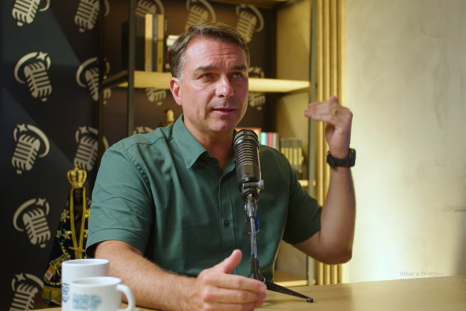 Candidato Flávio Bolsonaro partcipa do podcast SantoFlow - (crédito: Reprodução/YouTube) Candidato Flávio Bolsonaro partcipa do podcast SantoFlow - (crédito: Reprodução/YouTube)