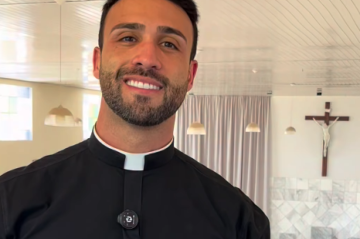 Padre viraliza após convite para missa arrancar suspiros de internautas - (crédito: Reprodução/Redes sociais) Padre viraliza após convite para missa arrancar suspiros de internautas - (crédito: Reprodução/Redes sociais)