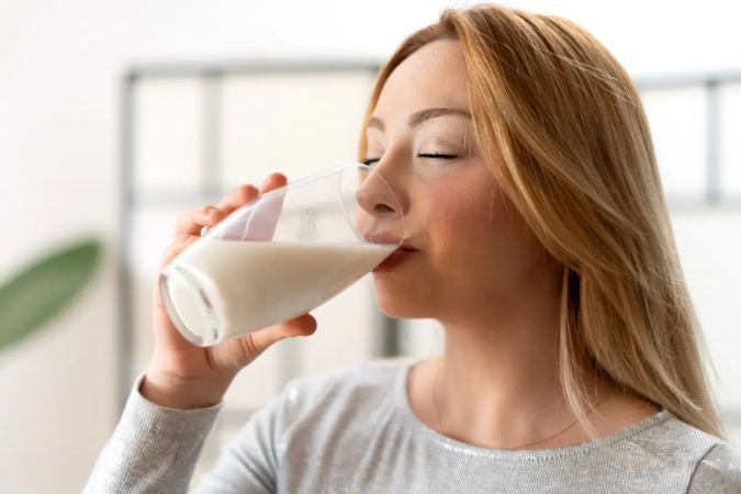 O consumo de leite pode ser adaptado à rotina e às preferências alimentares de cada pessoa (Imagem: izzet ugutmen | Shutterstock) - (crédito: EdiCase) O consumo de leite pode ser adaptado à rotina e às preferências alimentares de cada pessoa (Imagem: izzet ugutmen | Shutterstock) - (crédito: EdiCase)