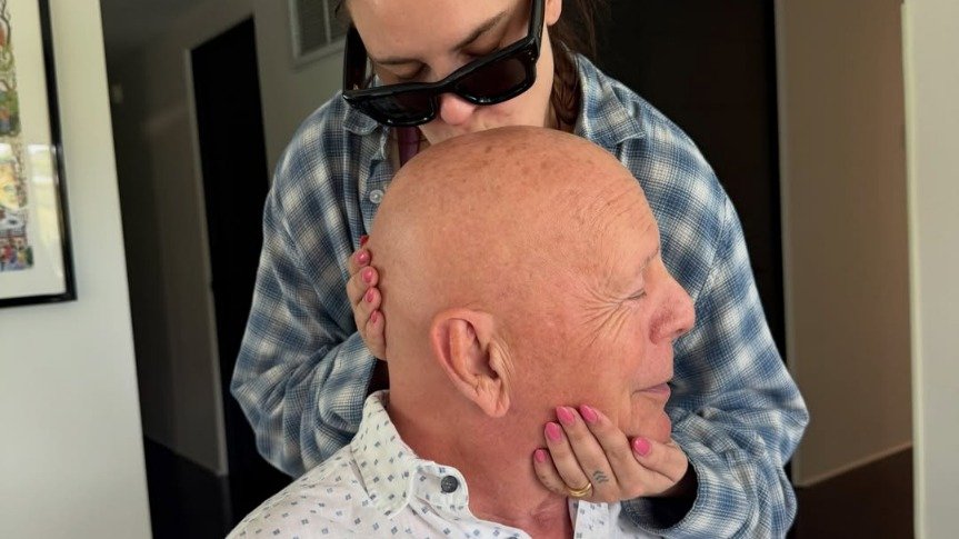 Tallulah Willis compartilha momento de carinho com o pai, Bruce Willis, em foto rara divulgada nas redes sociais - (crédito: Reprodução/Instagram) Tallulah Willis compartilha momento de carinho com o pai, Bruce Willis, em foto rara divulgada nas redes sociais - (crédito: Reprodução/Instagram)