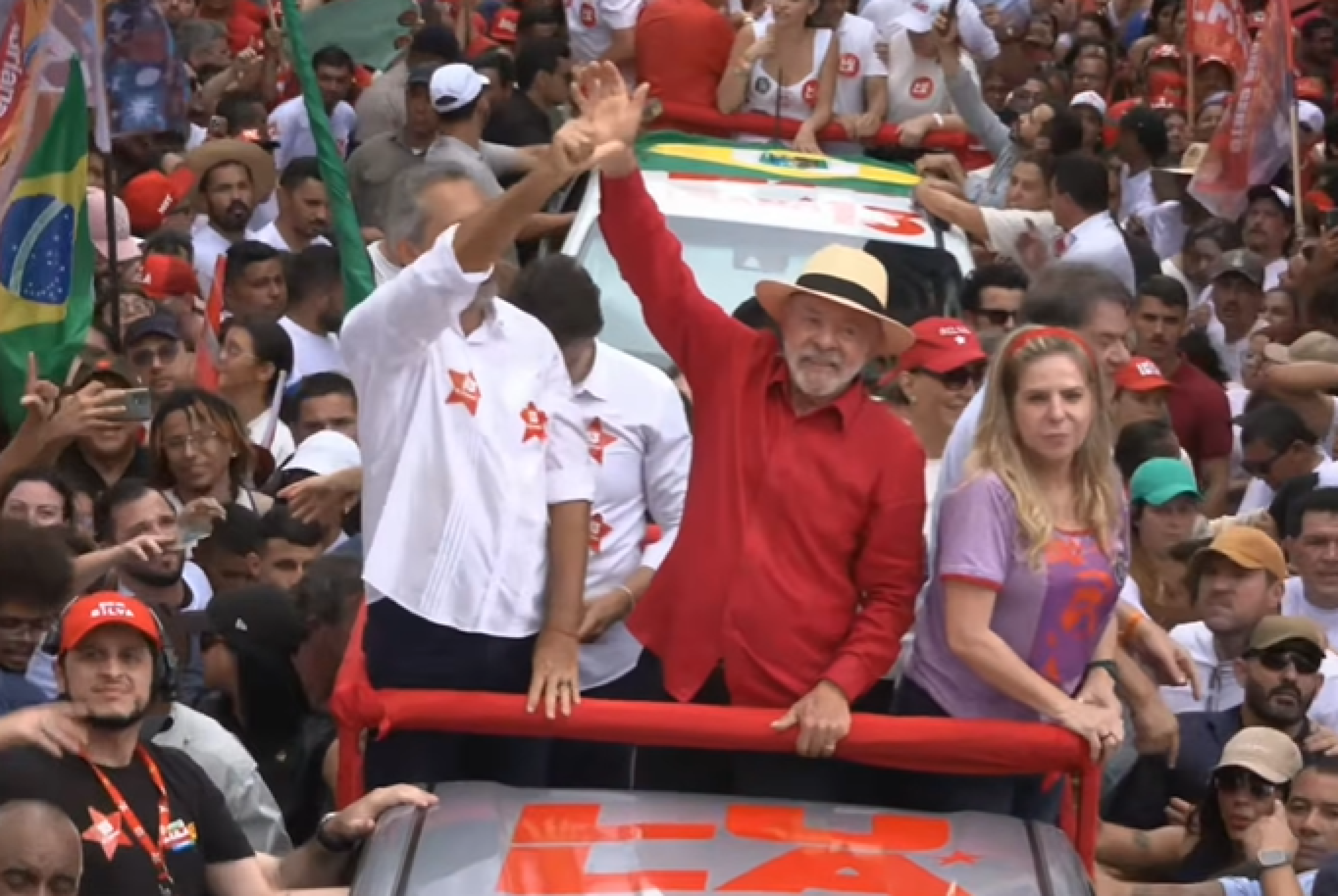 Lula discursa ao lado de Elmano em meio à disputa acirrada no Ceará