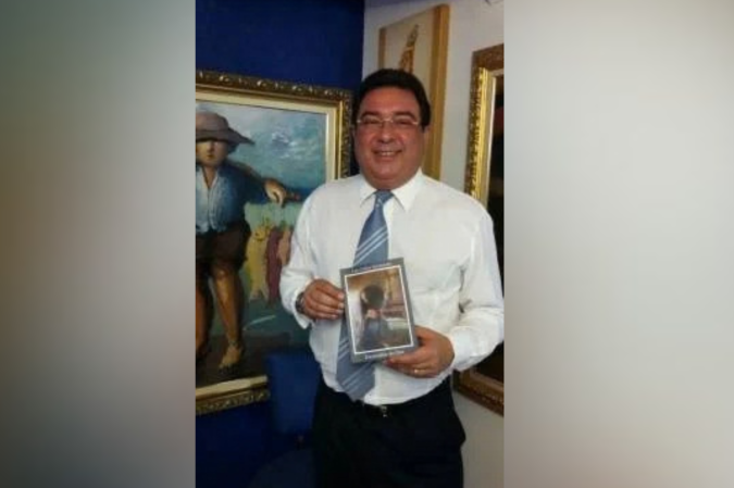 Luis Carlos Alcoforado e seu quinto livro de poesias, Escuridão do fim - (crédito: Arquivo pessoal) Luis Carlos Alcoforado e seu quinto livro de poesias, Escuridão do fim - (crédito: Arquivo pessoal)
