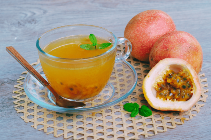 Chá de maracujá com erva-cidreira e hortelã (Imagem: aniestia n | Shutterstock) - (crédito: EdiCase) Chá de maracujá com erva-cidreira e hortelã (Imagem: aniestia n | Shutterstock) - (crédito: EdiCase)