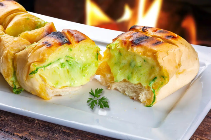 Pão de alho (Imagem: rocharibeiro | Shutterstock)
- (crédito: EdiCase) Pão de alho (Imagem: rocharibeiro | Shutterstock)
- (crédito: EdiCase)