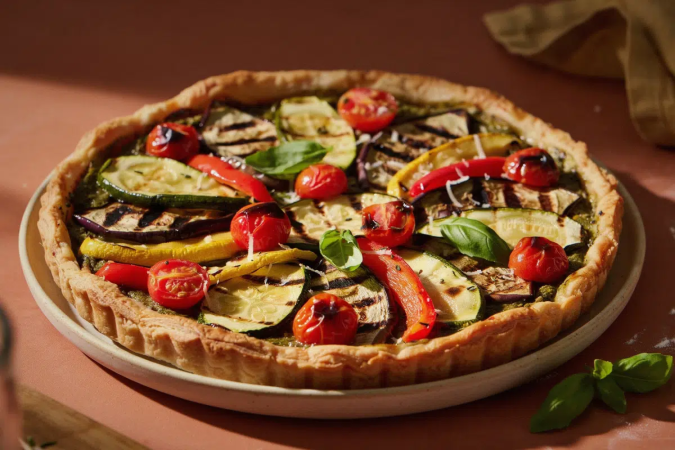 Quiche de abobrinha, berinjela e pimentão (Imagem: CulinaryCanvas | Shutterstock) - (crédito: EdiCase) Quiche de abobrinha, berinjela e pimentão (Imagem: CulinaryCanvas | Shutterstock) - (crédito: EdiCase)