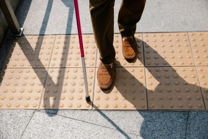 Pisos táteis quebrados ou instalados de maneira inadequada podem passar despercebidos por boa parte das pessoas, mas são um desafio para quem tem deficiência visual (Imagem: Eren Li | Shutterstock) - (crédito: EdiCase) Pisos táteis quebrados ou instalados de maneira inadequada podem passar despercebidos por boa parte das pessoas, mas são um desafio para quem tem deficiência visual (Imagem: Eren Li | Shutterstock) - (crédito: EdiCase)