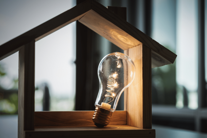 Embora pareçam inofensivas, quedas rápidas de energia também podem danificar eletrodomésticos e aparelhos eletrônicos (Imagem: sommart sombutwanitkul | Shutterstock) - (crédito: EdiCase) Embora pareçam inofensivas, quedas rápidas de energia também podem danificar eletrodomésticos e aparelhos eletrônicos (Imagem: sommart sombutwanitkul | Shutterstock) - (crédito: EdiCase)