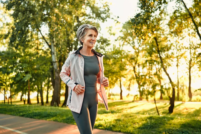 Manter uma rotina ativa pode favorecer a saúde durante a menopausa (Imagem: Harbucks | Shutterstock) - (crédito: EdiCase) Manter uma rotina ativa pode favorecer a saúde durante a menopausa (Imagem: Harbucks | Shutterstock) - (crédito: EdiCase)