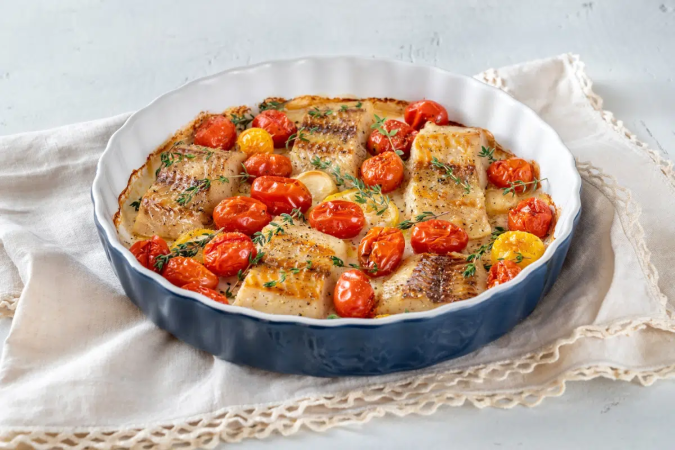 Peixe assado com tomate-cereja (Imagem: Alexander Prokopenko | Shutterstock) - (crédito: EdiCase) Peixe assado com tomate-cereja (Imagem: Alexander Prokopenko | Shutterstock) - (crédito: EdiCase)