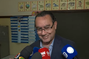 Augusto Cury votou por volta das 11h, na cidade de Colina (SP) - (crédito: Reprodução/Youtube CNN) Augusto Cury votou por volta das 11h, na cidade de Colina (SP) - (crédito: Reprodução/Youtube CNN)