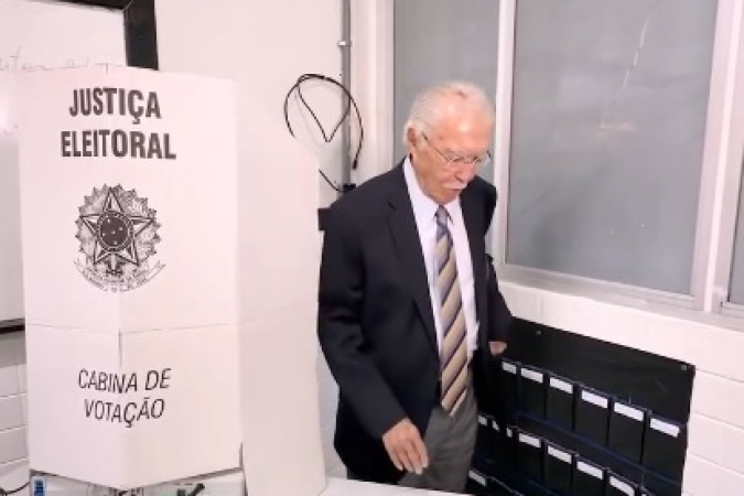 Sarney durante votação neste domingo (4/10) - (crédito: Reprodução/Instagram/Sarney) Sarney durante votação neste domingo (4/10) - (crédito: Reprodução/Instagram/Sarney)
