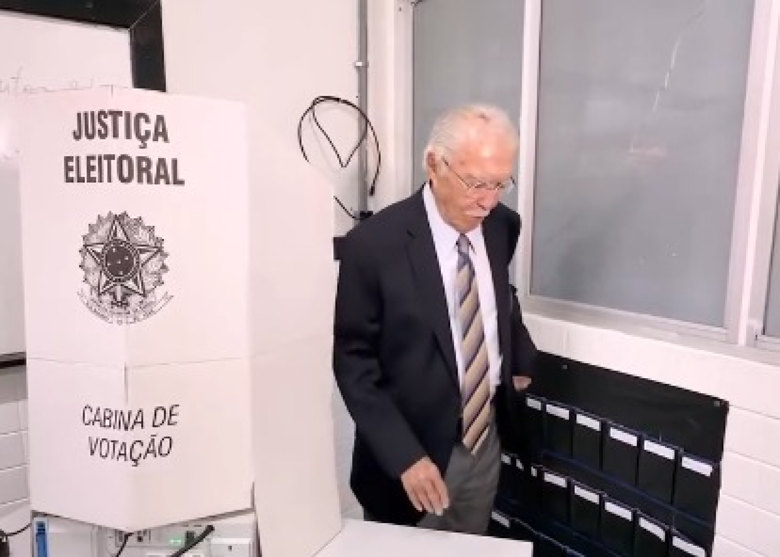 Sarney registra ida à urna e celebra voto: "Emoção muito especial"