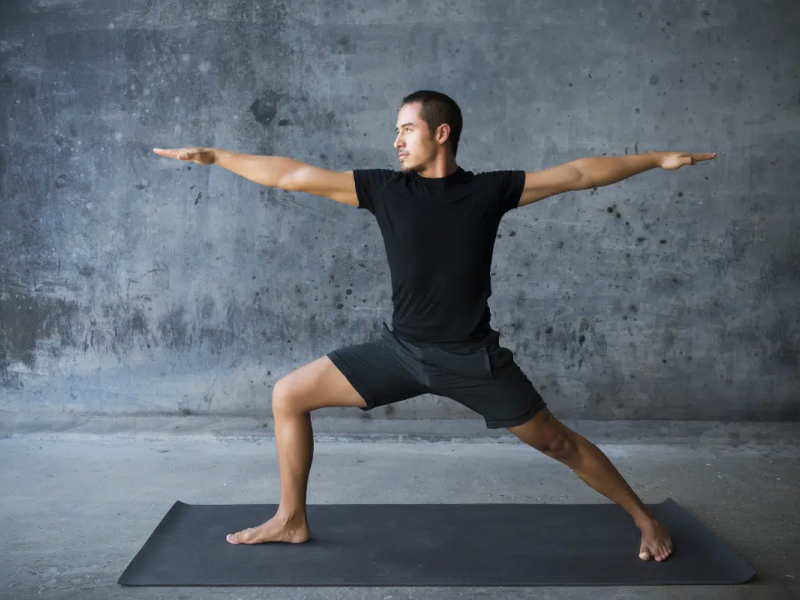 O yoga pode contribuir para uma rotina noturna mais tranquila e melhorar a qualidade do descanso (Imagem: Luna Vandoorne | Shutterstock) -  (crédito: EdiCase)