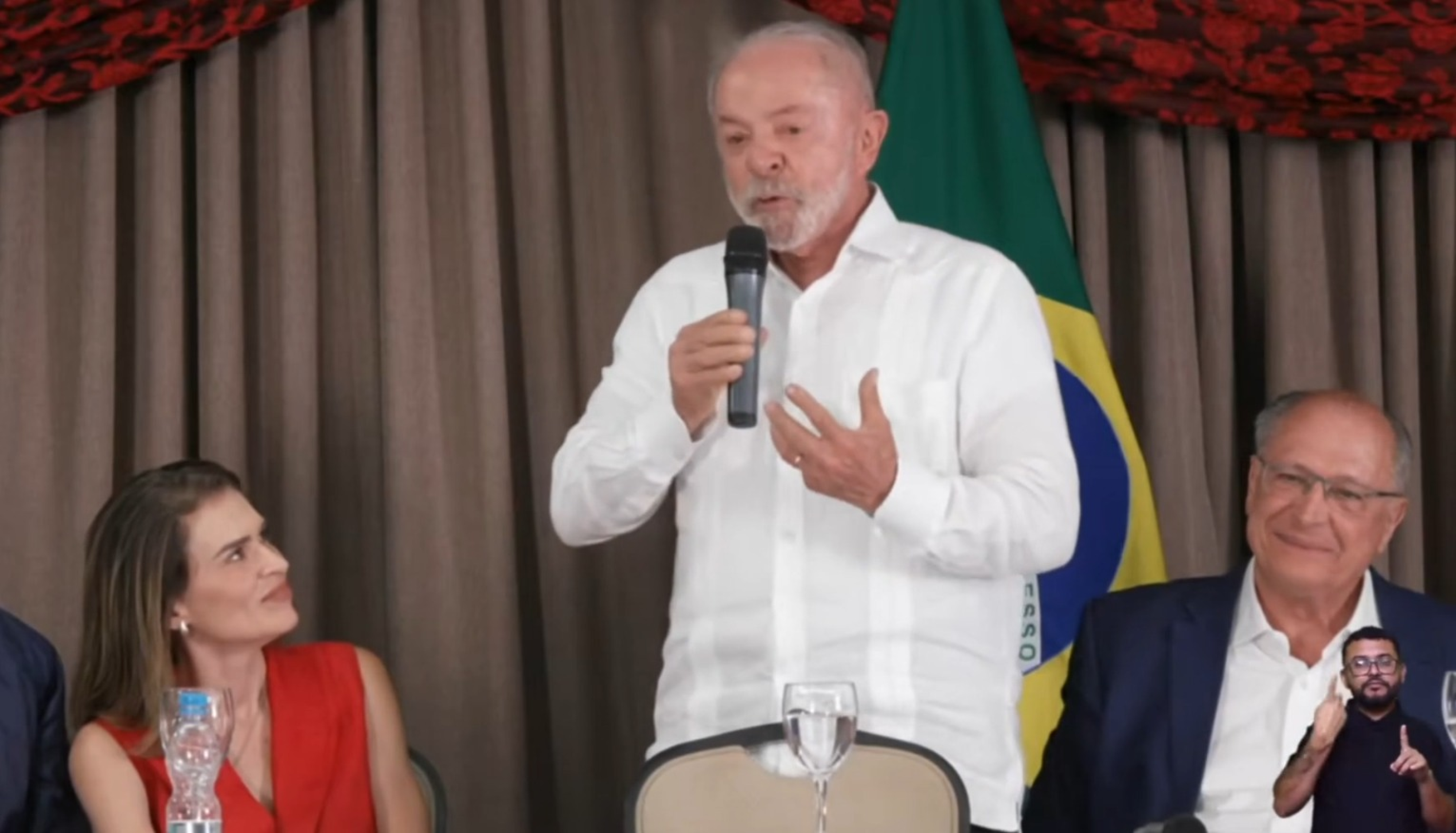 Lula diz não ver 