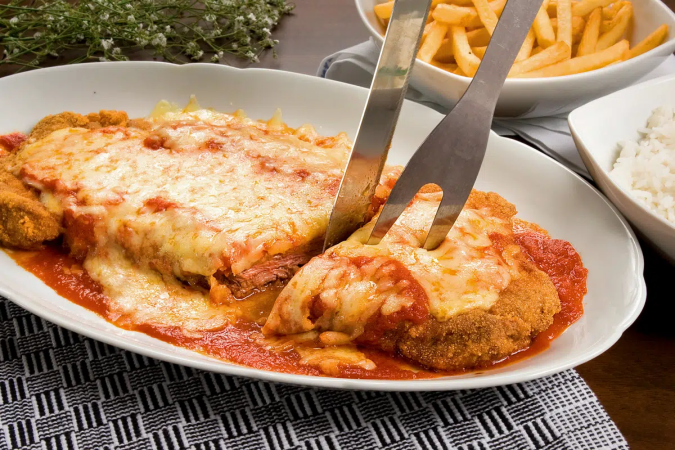 Bife à parmegiana (Imagem: Food and Drink | Shutterstock) - (crédito: EdiCase) Bife à parmegiana (Imagem: Food and Drink | Shutterstock) - (crédito: EdiCase)