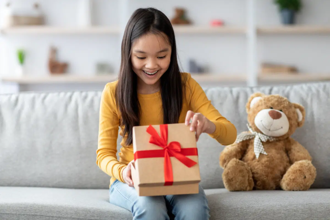 É possível escolher o presente da criança com base nas características do signo dela (Imagem: Prostock-studio | Shutterstock) - (crédito: EdiCase) É possível escolher o presente da criança com base nas características do signo dela (Imagem: Prostock-studio | Shutterstock) - (crédito: EdiCase)