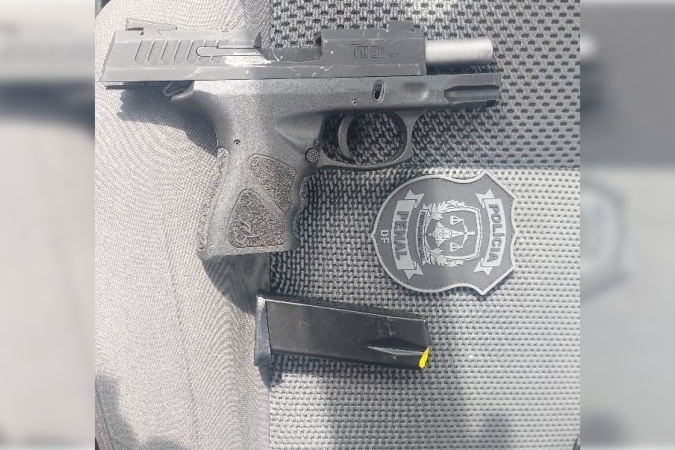 Pistola estava embaixo do banco - (crédito: Seape/Divulgação) Pistola estava embaixo do banco - (crédito: Seape/Divulgação)