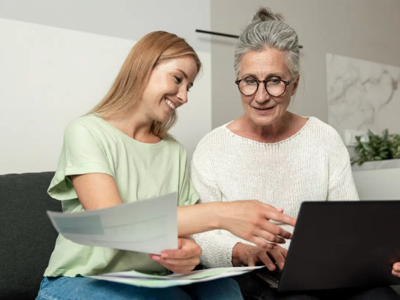 A ajuda com documentos e finanças deve preservar a autonomia e os direitos da pessoa idosa (Imagem: brizmaker | Shutterstock) -  (crédito: EdiCase)