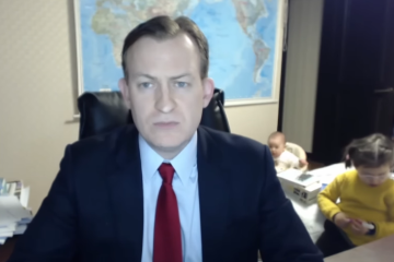 Na época do vídeo viral, o cientista político temia que a interrupção inesperada dos filhos prejudicasse sua carreira na televisão - (crédito: Reprodução/YouTube/BBC) Na época do vídeo viral, o cientista político temia que a interrupção inesperada dos filhos prejudicasse sua carreira na televisão - (crédito: Reprodução/YouTube/BBC)