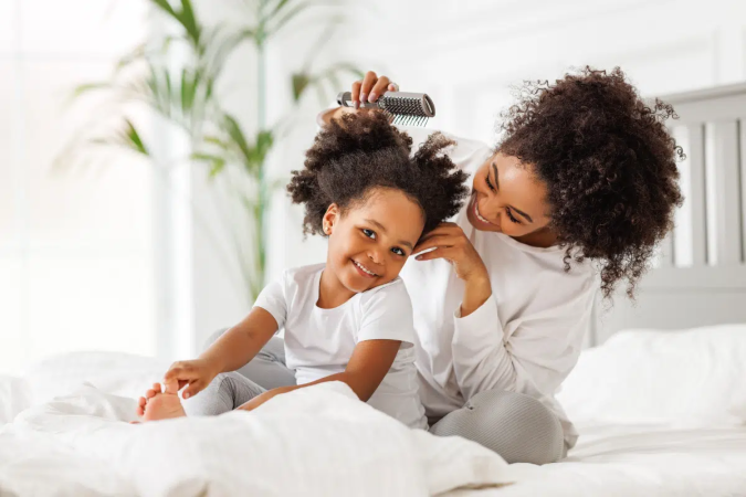 A maneira como o cabelo é cuidado na infância pode transformar a rotina dos fios em um momento de vínculo e descoberta (Imagem: Evgeny Atamanenko | Shutterstock) - (crédito: EdiCase) A maneira como o cabelo é cuidado na infância pode transformar a rotina dos fios em um momento de vínculo e descoberta (Imagem: Evgeny Atamanenko | Shutterstock) - (crédito: EdiCase)