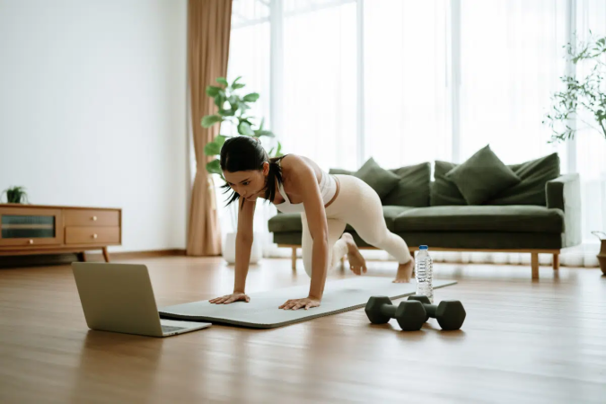 Adaptar os exercícios à rotina pode ajudar a tornar a atividade física um hábito (Imagem: Monster Ztudio | Shutterstock) - (crédito: EdiCase) Adaptar os exercícios à rotina pode ajudar a tornar a atividade física um hábito (Imagem: Monster Ztudio | Shutterstock) - (crédito: EdiCase)