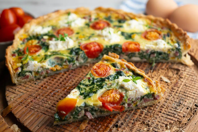 Quiche de espinafre com queijo feta (Imagem: Lecker Studio | Shutterstock) - (crédito: EdiCase) Quiche de espinafre com queijo feta (Imagem: Lecker Studio | Shutterstock) - (crédito: EdiCase)