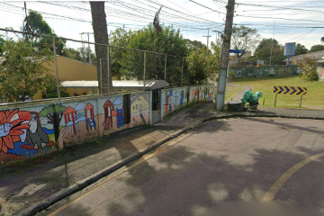 Treze crianças com idades entre 4 e 5 anos foram mantidas dentro de uma sala de aula pelo invasor - (crédito: Reprodução/Google Street View) Treze crianças com idades entre 4 e 5 anos foram mantidas dentro de uma sala de aula pelo invasor - (crédito: Reprodução/Google Street View)