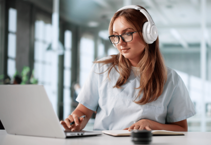 Equilibrar as horas de estudo com momentos de descanso ajuda a manter uma rotina saudável até o dia da prova (Imagem: Andrey_Popov | Shutterstock)  -  (crédito: EdiCase) -Equilibrar as horas de estudo com momentos de descanso ajuda a manter uma rotina saudável até o dia da prova (Imagem: Andrey_Popov | Shutterstock)  -  (crédito: EdiCase)