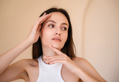 A nova estética prioriza a qualidade da pele, a naturalidade e os procedimentos que respeitam os traços individuais (Imagem: brizmaker | Shutterstock) -  (crédito: EdiCase) -A nova estética prioriza a qualidade da pele, a naturalidade e os procedimentos que respeitam os traços individuais (Imagem: brizmaker | Shutterstock) -  (crédito: EdiCase)