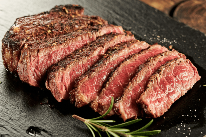 Bife suculento na air fryer com manteiga (Imagem: Food craving | Shutterstock) - (crédito: EdiCase) Bife suculento na air fryer com manteiga (Imagem: Food craving | Shutterstock) - (crédito: EdiCase)